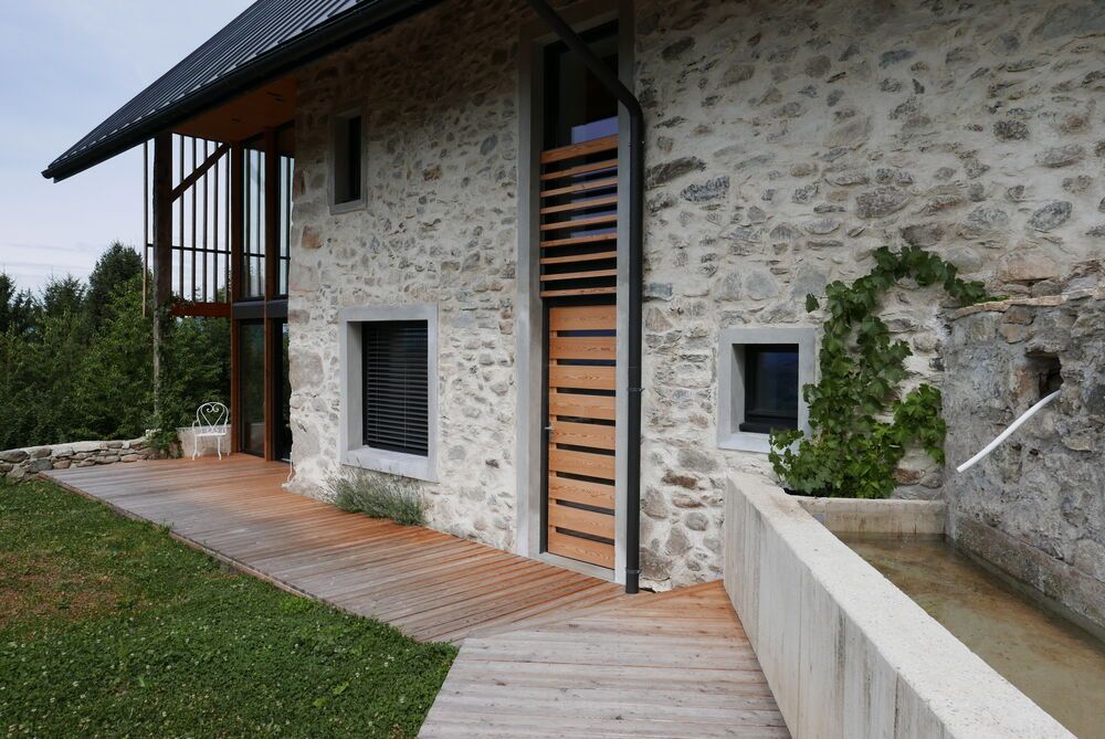 Porte d’entrée en bois dans une façade en pierre