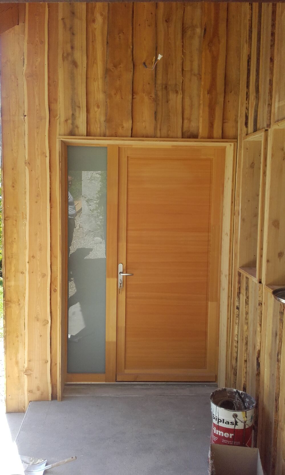 Porte d’entrée en bois clair avec vitrage dépoli