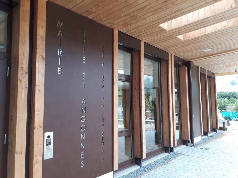 Menuiseries bois gamme MENEPURE sur la façade d’un bâtiment public