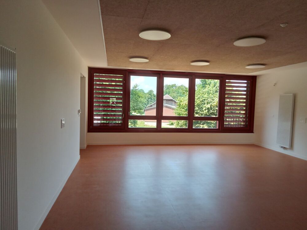Vue intérieure de fenêtres et de murs rideaux sur mesure en Isère