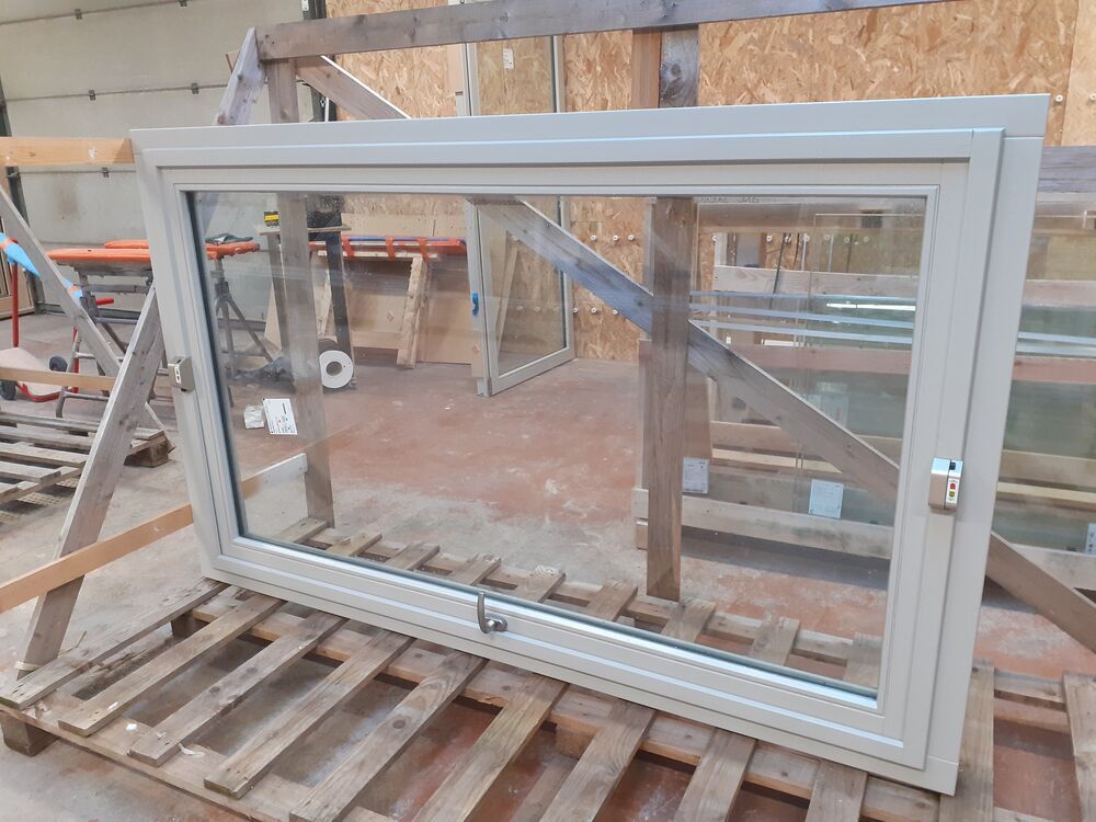 Fenêtre basculante en cours de fabrication dans l’atelier de Domène