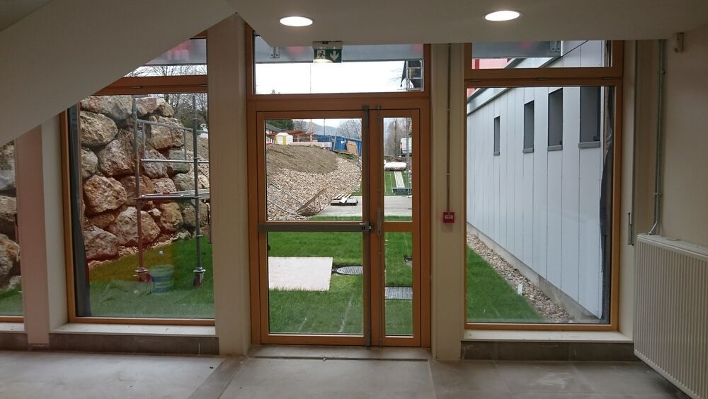 Porte-fenêtre en bois avec vue sur un jardin
