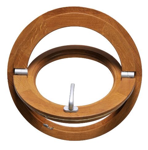 Œil de bœuf basculant en bois, ouvert