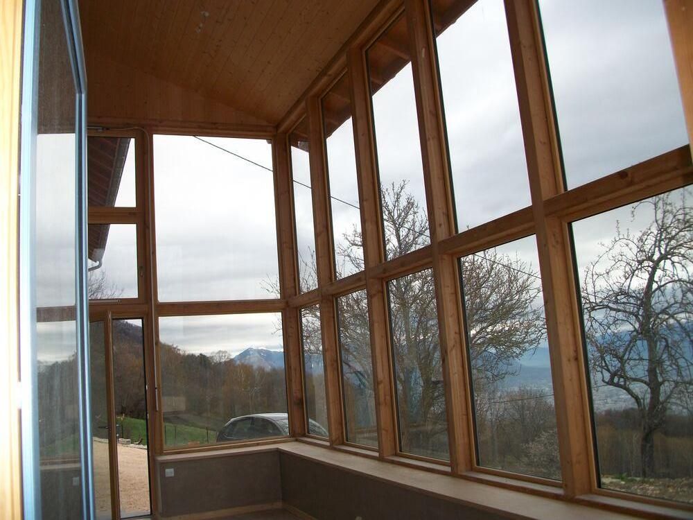 Fenêtres bois gamme MENEPURE, vue sur les montagnes depuis une baie d’angle